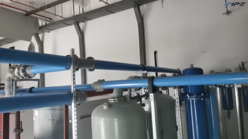 Pipa biru untuk distribusi udara bertekanan