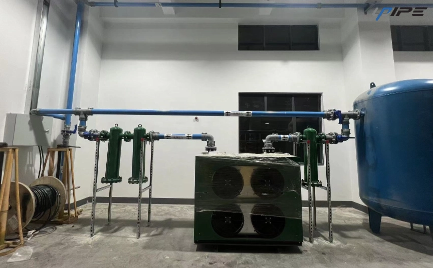 Pipa biru untuk distribusi udara terkompresi di pabrik pneumatik